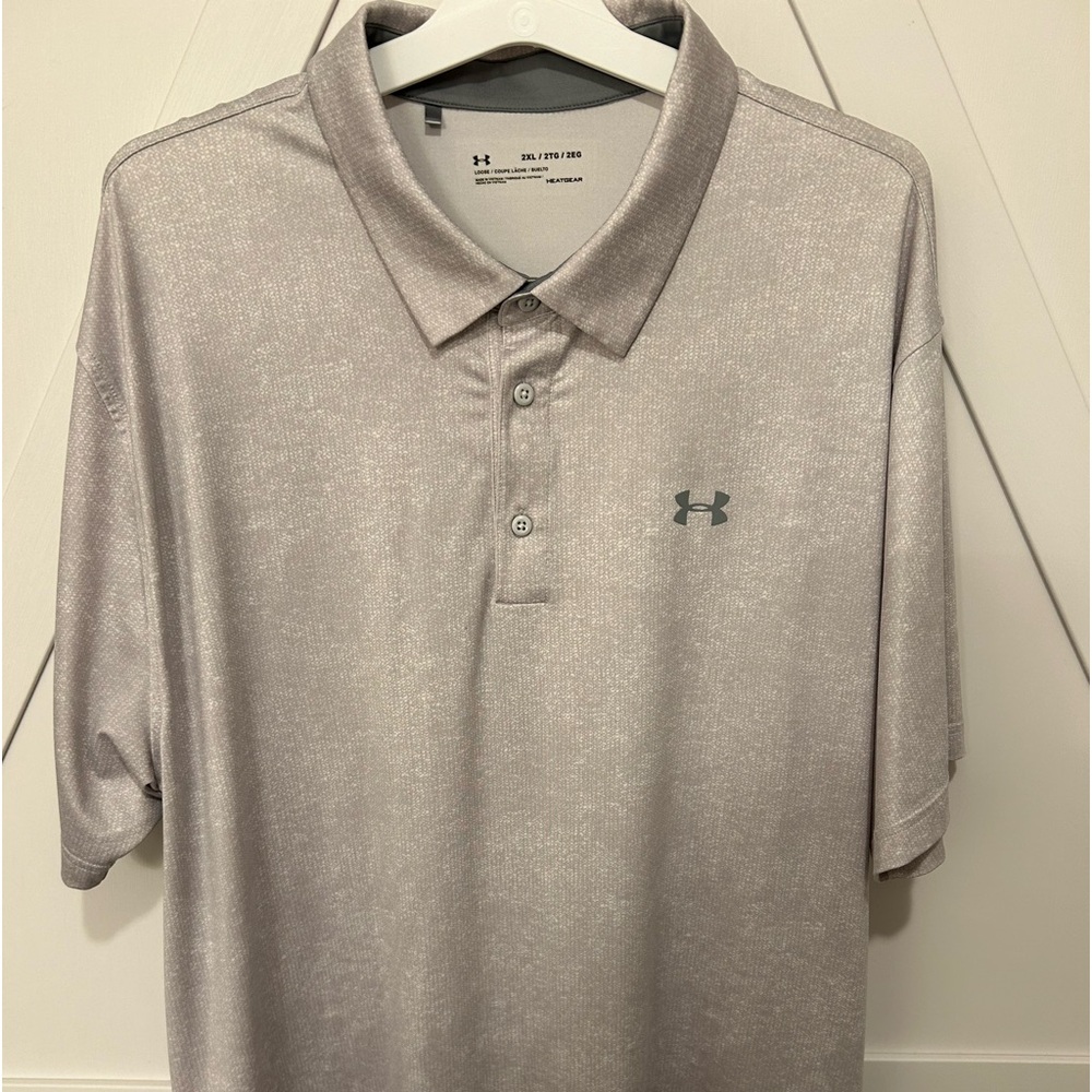 Under Armor heat gear polo size XXL in silver metallic color